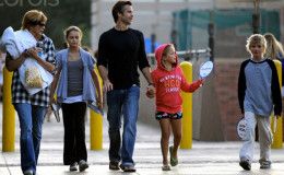 Timothy Olyphant i Alexis Knief slave dvadeset i pet godina blaženog bračnog života: Imajte troje djece: Nema glasina o razvodu: Stanuje u Westwoodu u Los Angelesu.