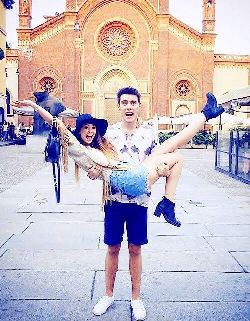   Zoe Sugg med kule kjæresten Alfie Deyes