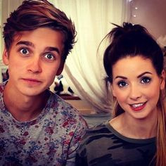 Familiebilde av kjendisen og forfatteren som dater Alfie Deyes, kjent for Youtube-kanalen