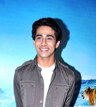   Den 29 år gamle sønnen til far Gokul Churai og mor Shailaja Sharma Suraj Sharma i 2022-bildet. Suraj Sharma tjente en million dollar i lønn - og ga en nettoformue på 5 millioner i 2022