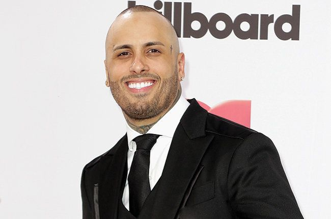  Den 42 år gamle sønnen til far (?) og mor(?) Nicky Jam i 2022-bildet. Nicky Jam tjente en million dollar i lønn – noe som ga en nettoformue på 0,5 millioner i 2022
