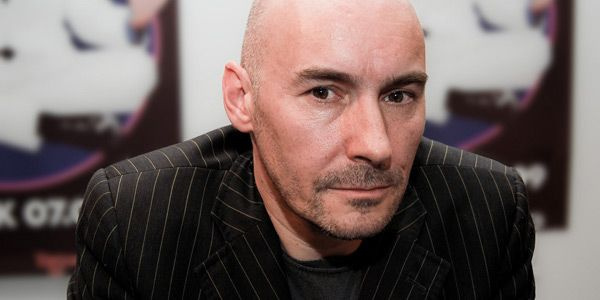  Grant Morrison - 2022 Skallet hår og en elegant hårstil.
