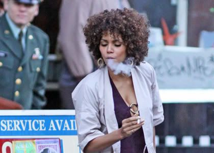 Halle Berry røyker en sigarett (eller gress)